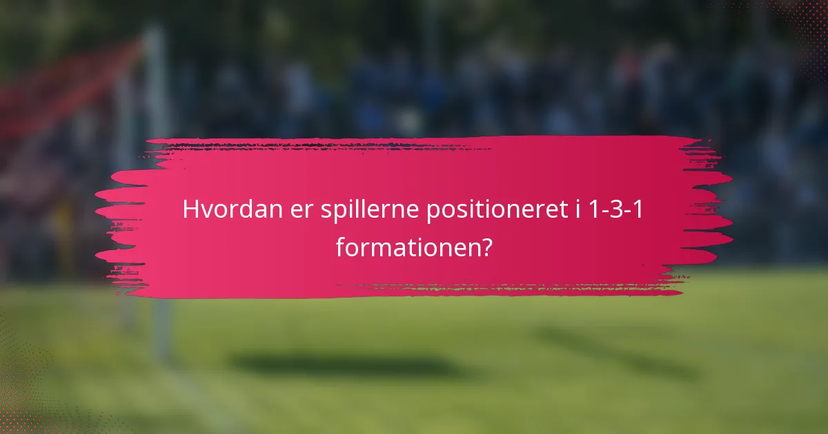 Hvordan er spillerne positioneret i 1-3-1 formationen?